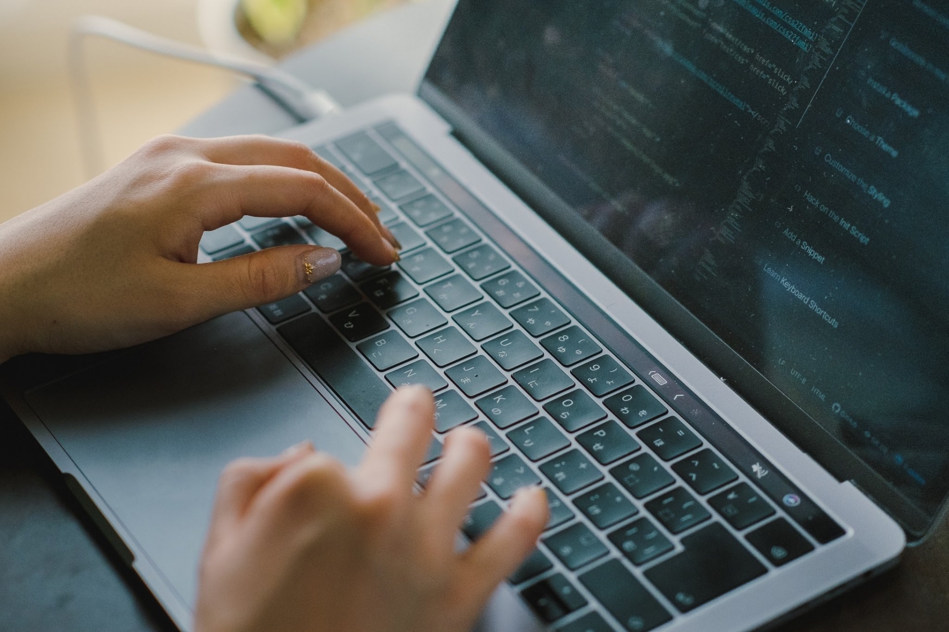 Rubyとは｜システム開発における特徴と位置づけ