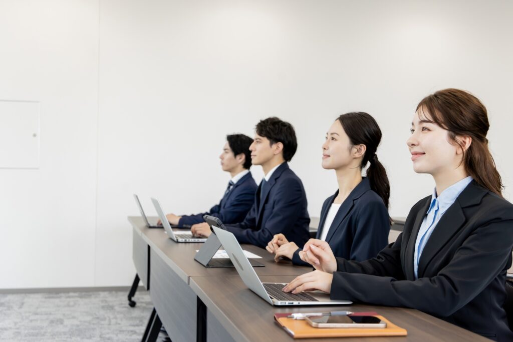新規事業研修の3つの形式｜オープン型・カスタマイズ型・社内講師型の比較